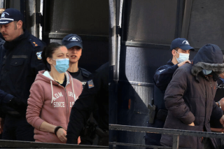 Αριστερά η μητέρα της 12χρονης. Δεξιά ο Ηλίας Μίχος